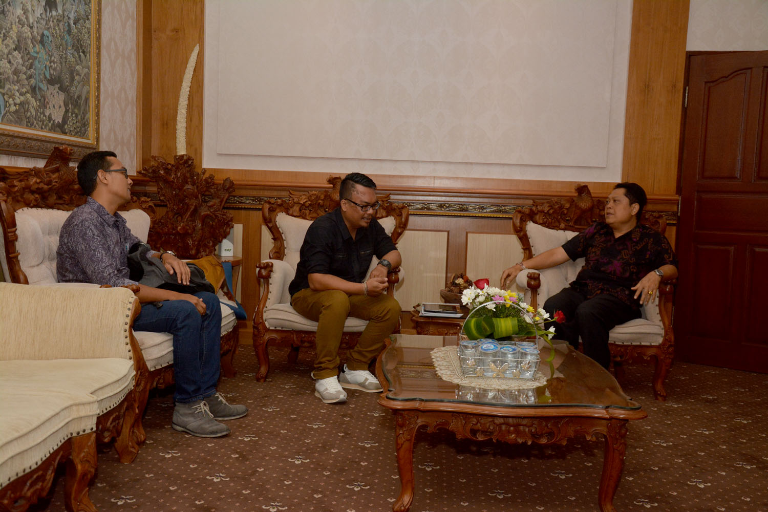 CEO Tantraz Comic Bali Ary Wicahyana saat bertemu dengan Walikota Denpasar IB Rai Dharmawijaya Mantra, Selasa (13/9) di Kantor Walikota Denpasar.