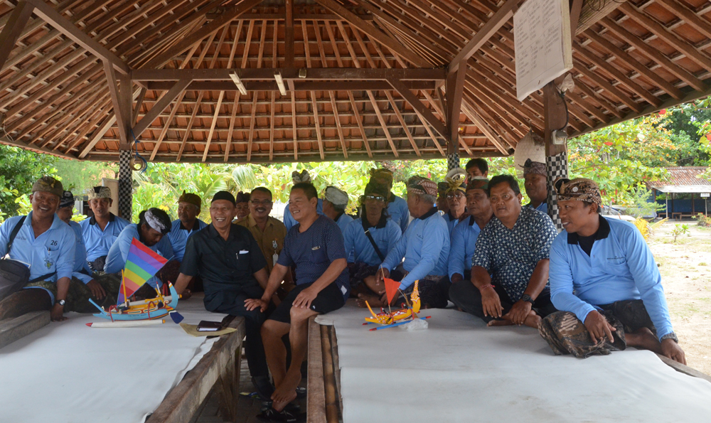 Tim Penilai Pusat, Soen'an Hadi Poernomo dari Komisi Penyuluhan Perikanan, Kementerian Kelautan dan Perikanan RI meninjau ke lapangan untuk uji petik kegiatan KUB Mertha Segara Samuh Kelurahan Benoa, Selasa (13/9).