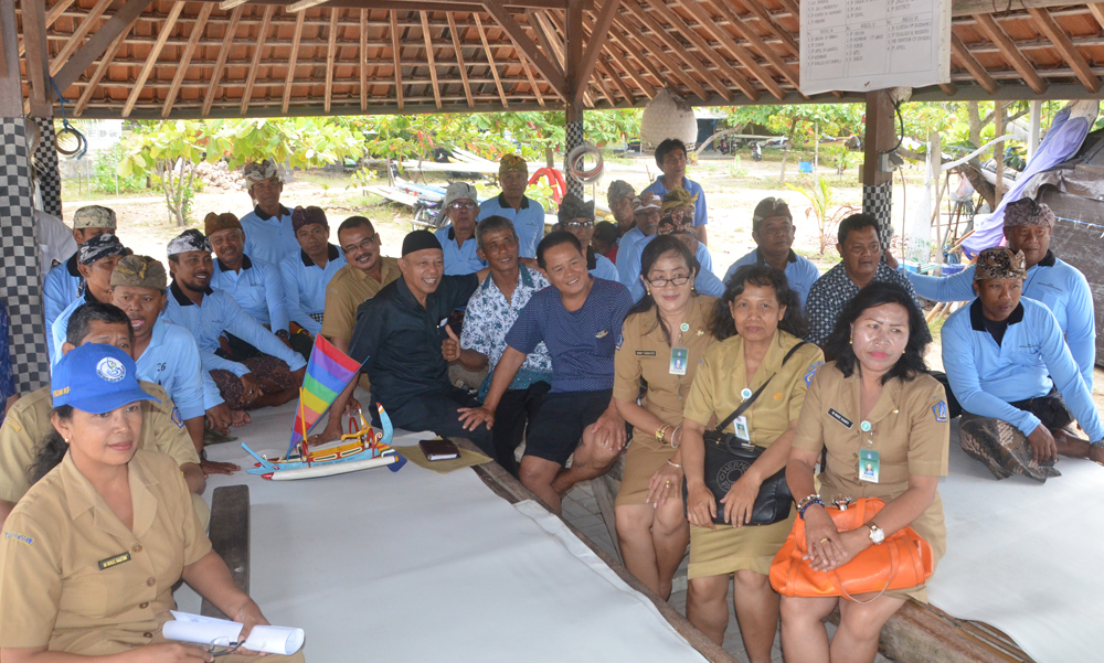 Tim Penilai Pusat, Soen'an Hadi Poernomo dari Komisi Penyuluhan Perikanan, Kementerian Kelautan dan Perikanan RI meninjau ke lapangan untuk uji petik kegiatan KUB Mertha Segara Samuh Kelurahan Benoa, Selasa (13/9).
