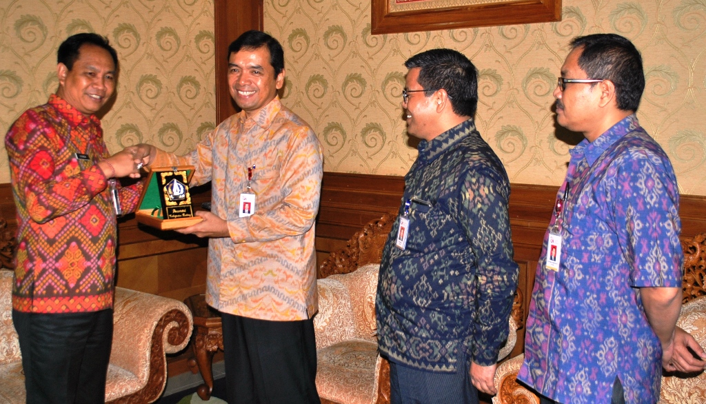 Wakil Bupati Badung Ketut Suiasa saat menerima Kepala Otoritas Jasa Keuangan Regional 8 Bali dan Nusa Tenggara beserta jajaran di Puspem Badung, Kamis (6/10).