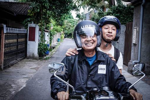 Aktor dan presenter Ringgo Agus Rahman sebagai penumpang uberMOTOR pertama di Bali
