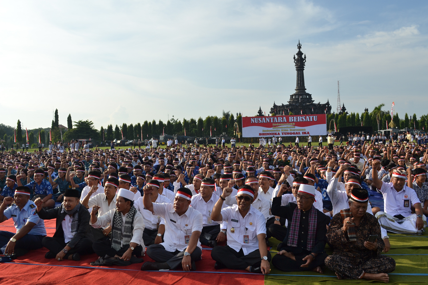 Wakil Walikota Denpasar IGN Jaya Negara didampingi Sekda Kota Denpasar AAN Rai Iswara saat menghadiri dan berbaur dengan ribuan warga yang mengahadiri Apel Nusantara Bersatu pada Rabu (30/11) di Lapangan Puputan Margarana Niti Mandala Renon.