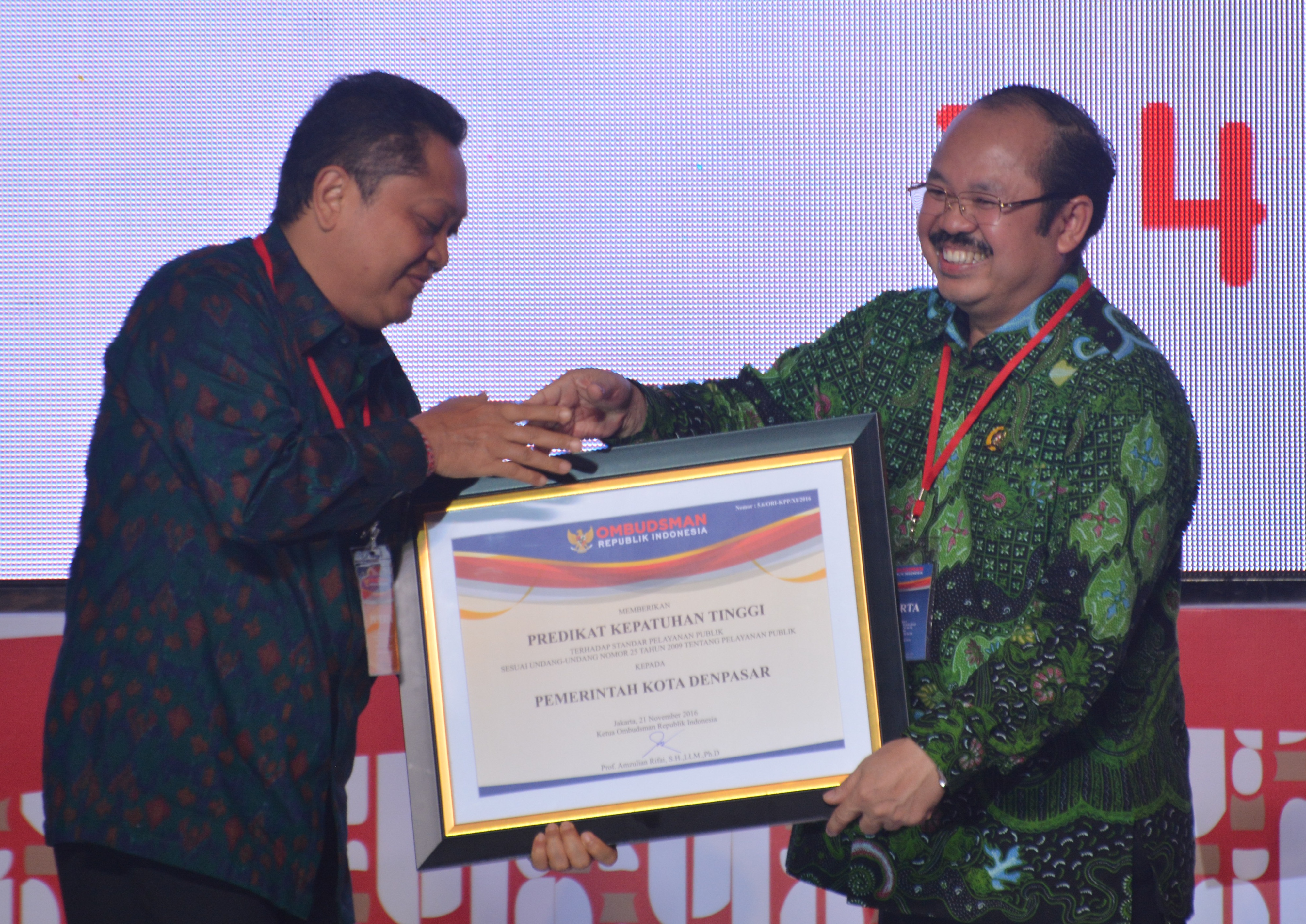 Walikota Denpasar IB Rai Dharmawiajaya Mantra saat menerima penghargaan dari Kepala Ombudsman RI Amzulian Rifai di Hotel Borobudur Jakarta, Rabu, (6/12)