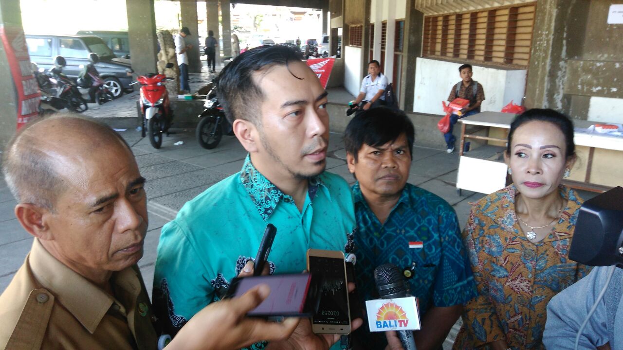 Rainer Gultom (no 2 dari kanan) diapit Kadis Perindag Badung dan Denpasar serta agen Ani Yahya