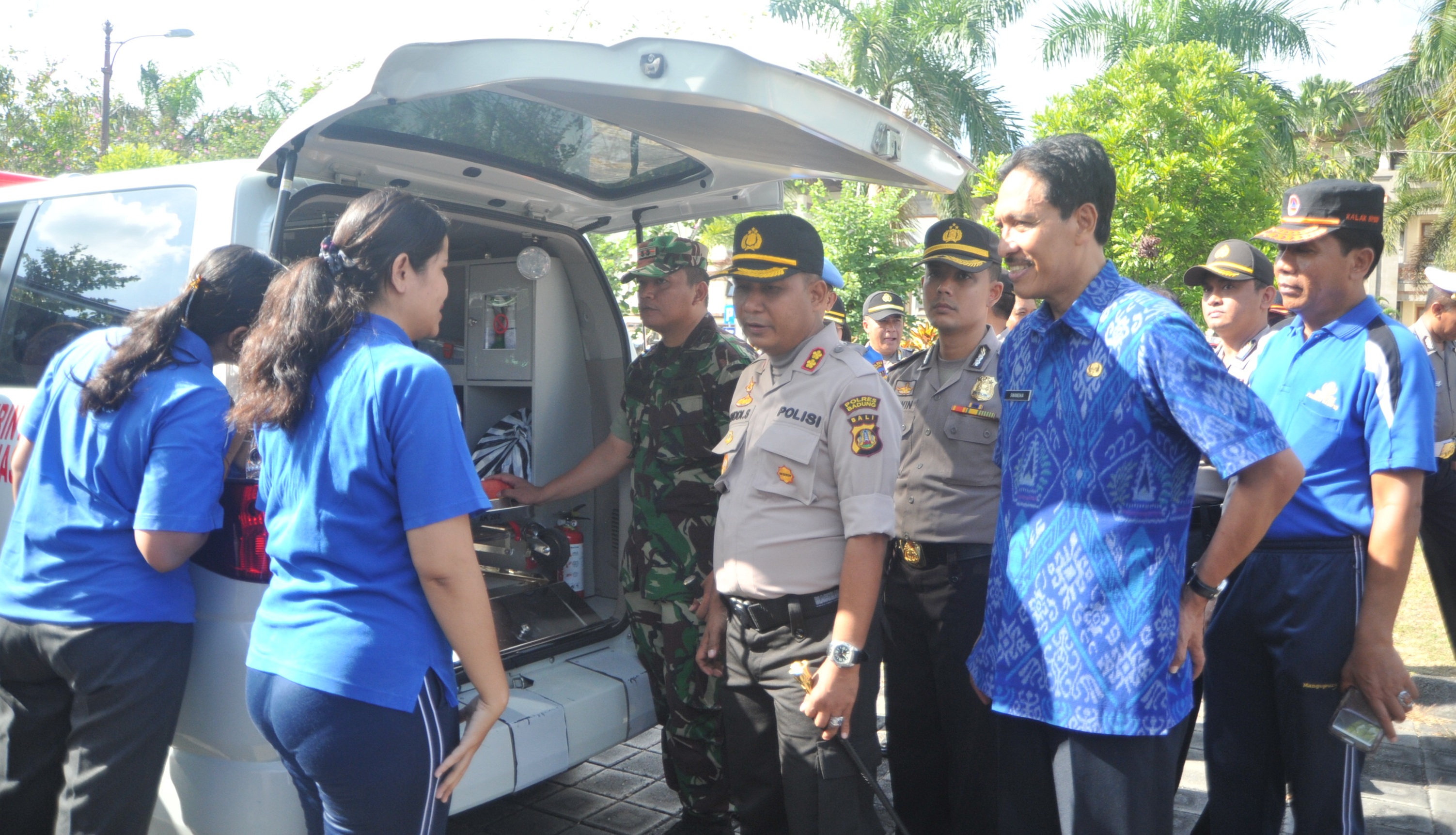 Sekda. Badung Kompyang R. Swandika disaat mendampingi Kapolres Badung Ruddy Setiawan pada Apel siaga bencana kabupaten Badung tahun 2016 di Pusat Pemerintahan Kabupaten Badung "Mangupraja Mandala".