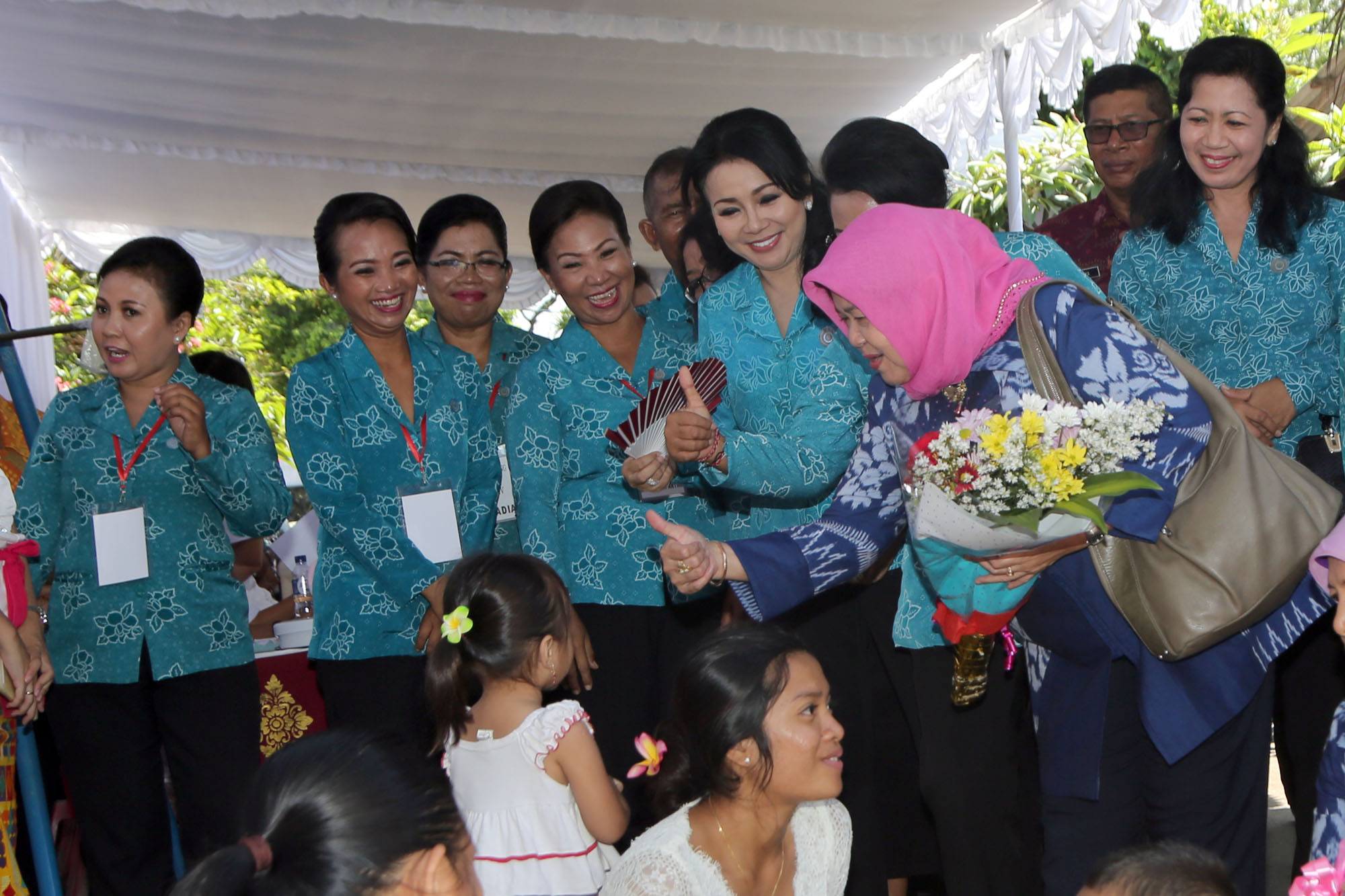 Ketua TP PKK Kota Denpasar Ny. IA Selly D. Mantra didampingi Wakil Ketuanya Ny. Kerti Rai Iswara beserta Kepala Badan Pembedayaan Masyarakan dan Pemerintah Desa Made Merta Jaya berserta tokoh-tokoh dan masyarakat Sanur Kaja, Senin (26/9) di Br. Batan Poh, Desa Sanur Kaja, Kecamatan Denpasar Selatan.