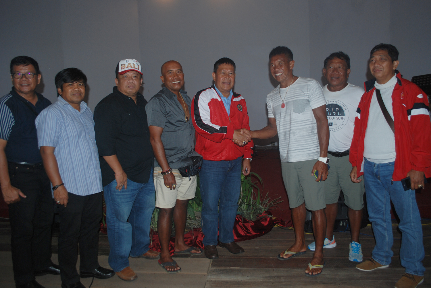 Sekda Kota Denpasar, AAN Rai Iswara bersama sejumlah pimpinan SKPD saat beramah tamah dalam acara syukuran dengan atlet Kota Denpasar yang membela Bali pada pekan olahraga nasional (PON) XIX pada (28/9) di Bandung, Jabar.