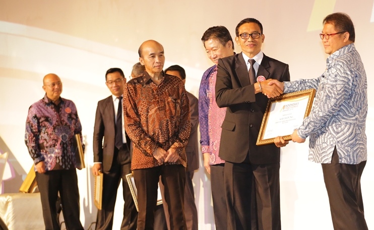 Kabag Humas Kabupaten Badung mewakili Bupati Badung I Nyoman Giri Prasta menerima 3 penghargaan Terbaik pada Malam Anugrah Indonesia's Attractiveness Awards Tahun 2016 dari Tempo Media Group dan Frontier Consulting Group, Kamis (22/9) di Hotel Mulia Jakarta.