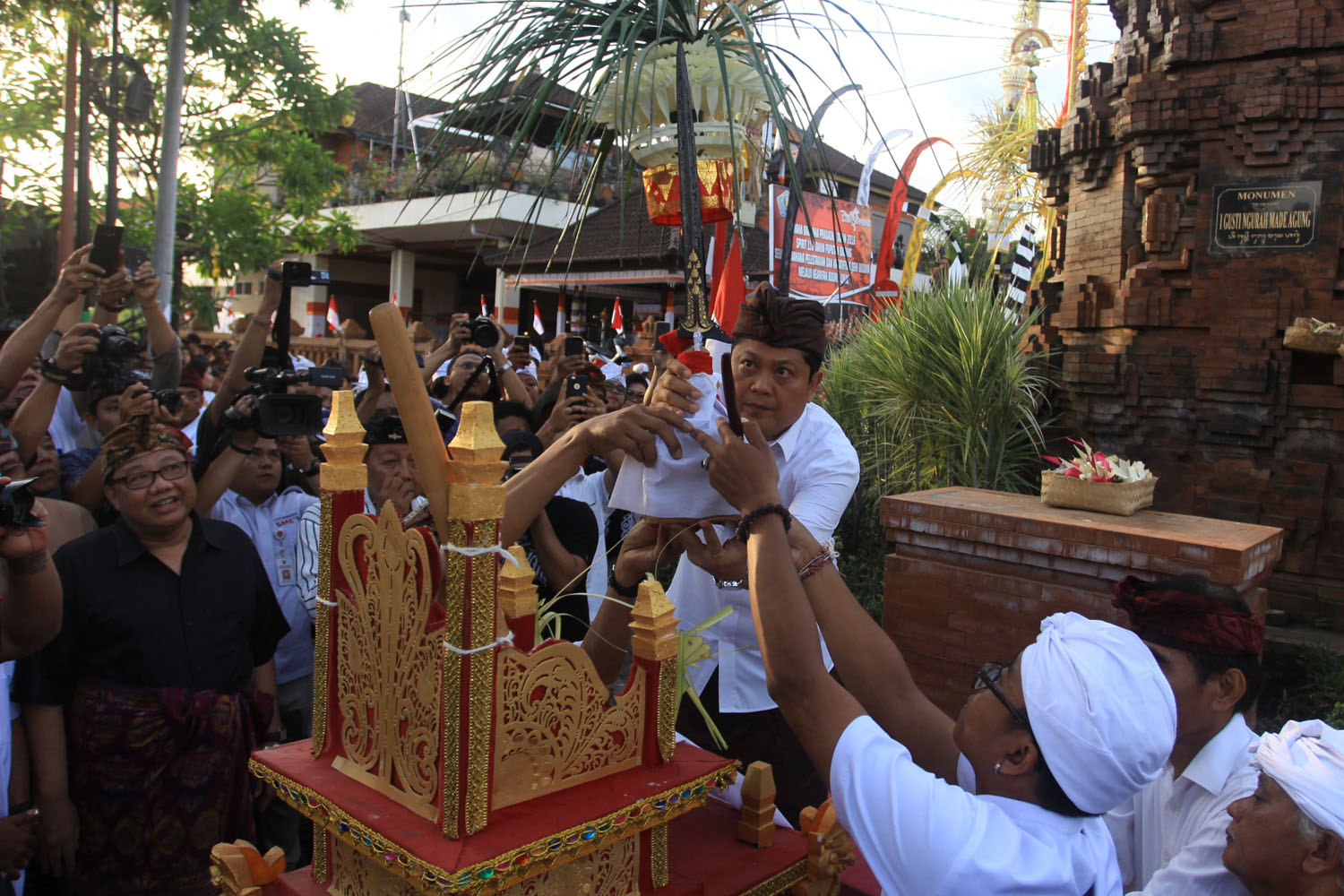 Walikota Rai Mantra disaksikan Menkop UKM RI Puspayoga menstanakan duplikat Keris Puputan Badung sebagai tanda dibukanya Festival Puputan Badung Tainsiat dan Mahabandana Prasada Kota Denpasar, Selasa (20/9) di Catuspata Banjar Tainsiat.