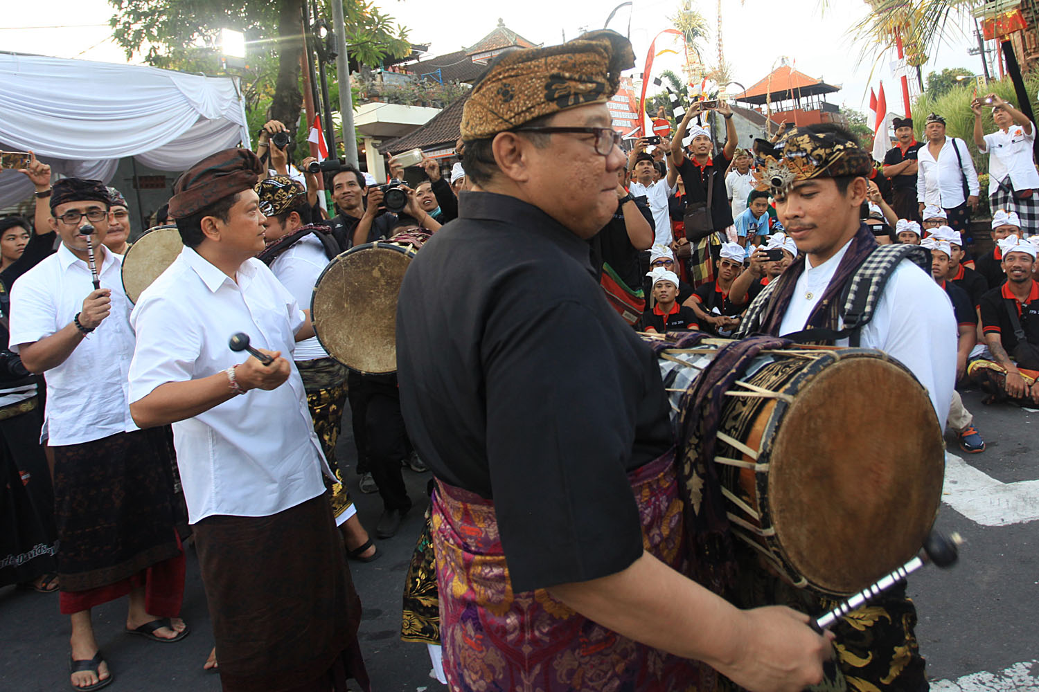 Walikota Rai Mantra bersama Menkop UKM RI Puspayoga, Wakil Walikota I GN Jaya Negara membuka Festival Puputan Badung Tainsiat dan Mahabandana Prasada Kota Denpasar dengan ditandai pemukulan kendang, Selasa (20/9) di Catuspata Banjar Tainsiat. 