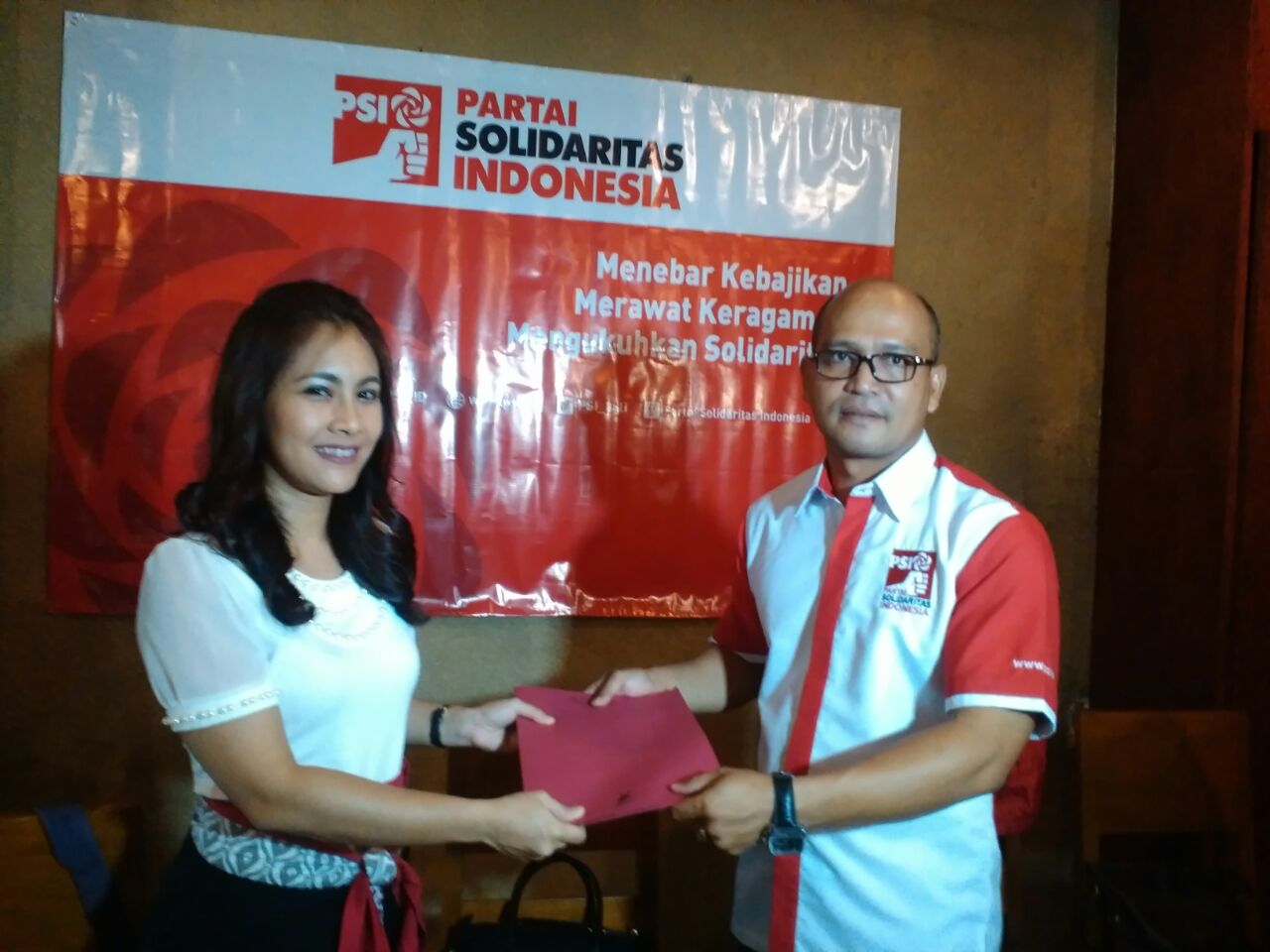 Adi Susanto bersama pengurus DPP PSI, Isyana Bagoes Oka.