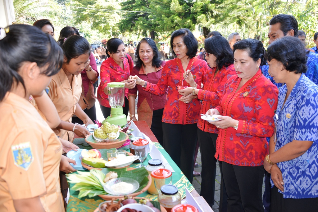 Ketua Tp. PKK Ny Seniasih Giri Prasta bersama Wakil Ketua TP PKK Kabupaten Badung, Ny Kristiani Suiasa, Ketua DWP Kabupaten Badung Ny Kompyang R Swandika disaat menghadiri penilaian PKTP di SMAN 1 Petang sebagai wakil Kecamatan Petang, Jumat (23/9).