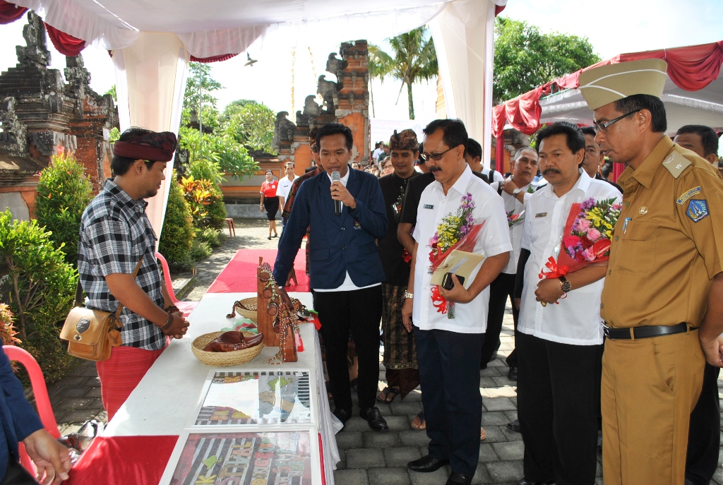 Kadis Sosnaker Badung, Ida Bagus Oka Dirga saat membuka penilaian lomba KT dan PSM Berprestasi Kabupaten Badung tahun 2016 di Wantilan Pura Dalem Gede Desa Adat Buduk, Rabu (21/9) kemarin.