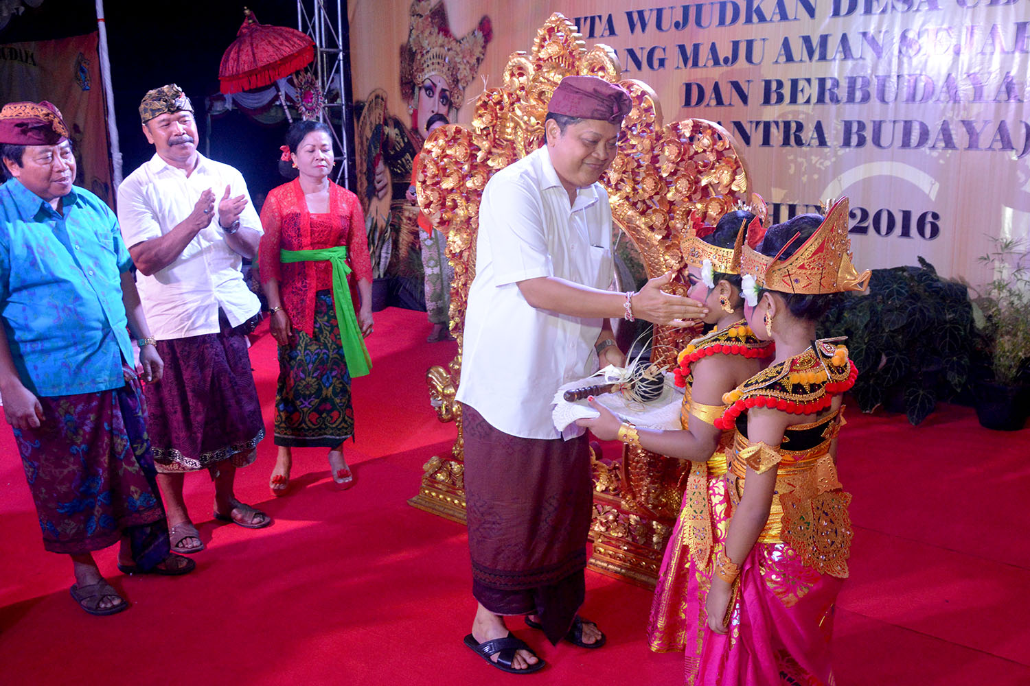 Walikota Denpasar IB Rai Dharmawijaya Mantra, yang pada kesempatan ini di dampingi Plt. Kepala Dinas Kebudayaan Kota Denpasar Ni Nyoman Sujati dan Camat Denpasar Utara Nyoman Lodra, sekaligus membuka acara pentas budaya yang ditandai dengan pemukulan gong.