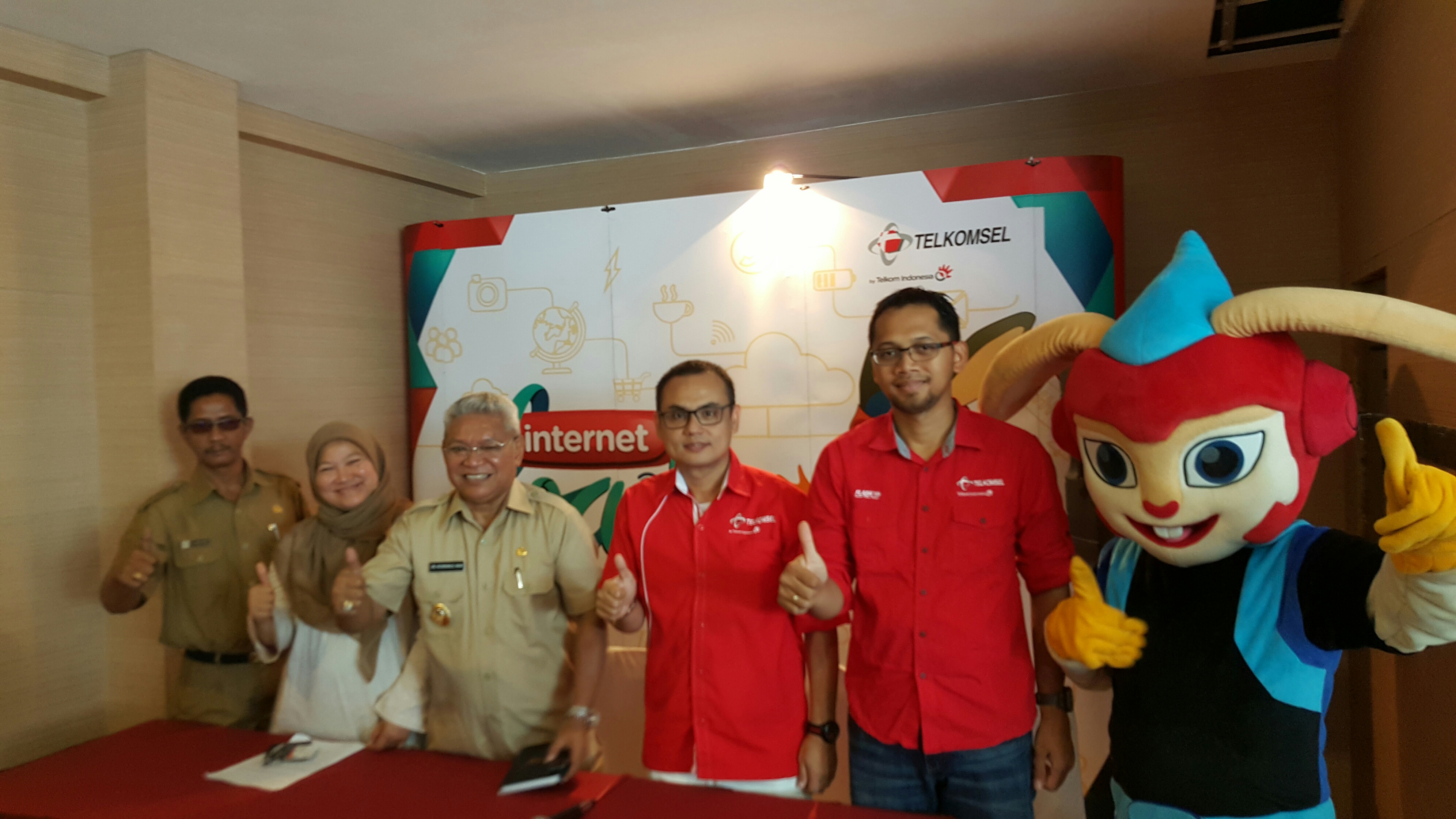 Opening seminar #internetBAIK di Hotel Swiss Bellin di Kupang dihadiri oleh Wakil Walikota Kupang Dr. Hermanus Man, GM Sales Telkomsel Regional Bali Nusra Ihsan, Perwakilan Dinas Pendidikan Kota Kupang Soleman Mone, serta mitra Telkomsel dari Yayasan Kita & Buah Hati, ICT Watch dan Kakatu.