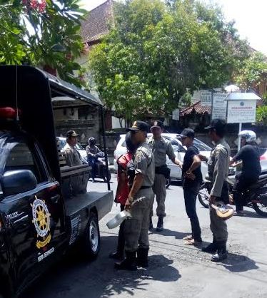 Satpol PP Kota Denpasar menertibkan tiga anak punk karena kedapatan sedang mengamen di Pertigaan Jalan Sudirman-Serma Mendra Denpasar, Selasa (27/9).