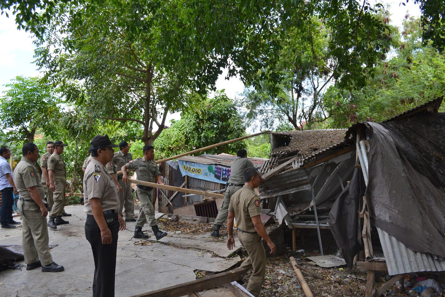 Bangunan-bangunan yang terdiri dari terpal, serta berdinding triplek bekas yang dimanfaatkan untuk tempat prostitusi oleh oknum tidak bertanggung jawab langsung dibongkar oleh Satpol PP Kota Denpasar pada Rabu (14/9).