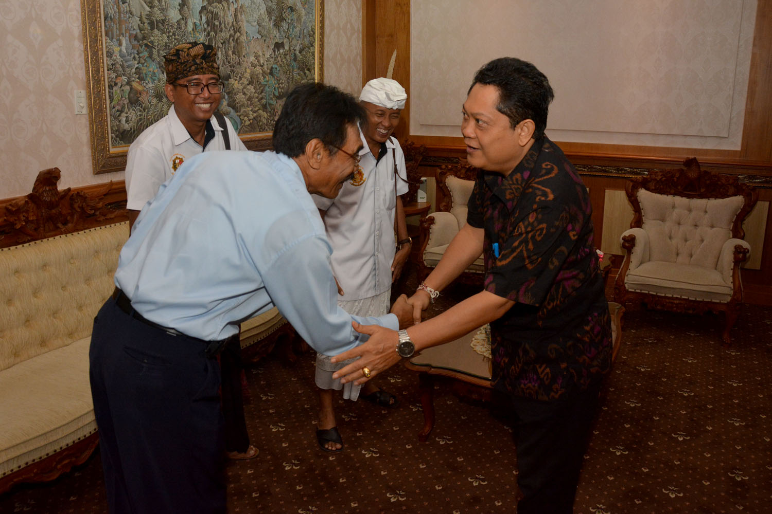 Kelian Dinas Banjar Tainsiat Gede Darmaja saat melaksanakan audensi di hadapan Walikota Denpasar IB Rai Dharmawijaya Mantra, Selasa (13/9) di Kantor Walikota Denpasar.