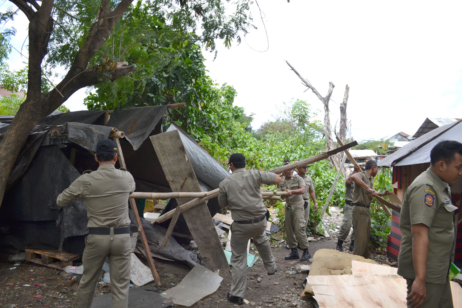 Bangunan-bangunan yang terdiri dari terpal, serta berdinding triplek bekas yang dimanfaatkan untuk tempat prostitusi oleh oknum tidak bertanggung jawab langsung dibongkar oleh Satpol PP Kota Denpasar pada Rabu (14/9).