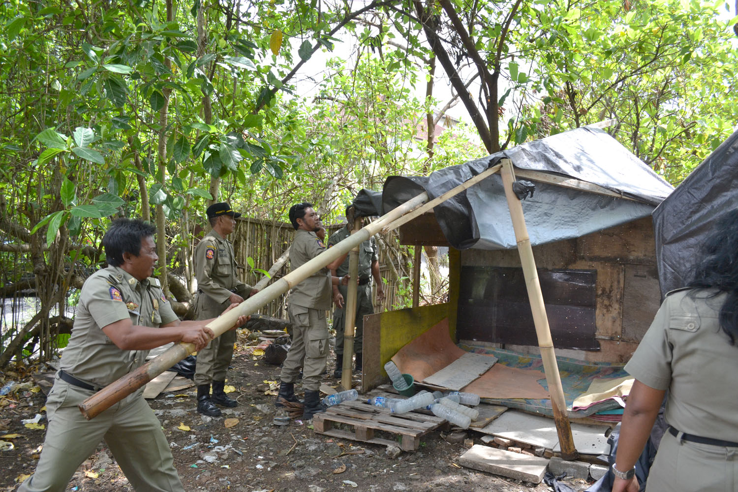 Bangunan-bangunan yang terdiri dari terpal, serta berdinding triplek bekas yang dimanfaatkan untuk tempat prostitusi oleh oknum tidak bertanggung jawab langsung dibongkar oleh Satpol PP Kota Denpasar pada Rabu (14/9).