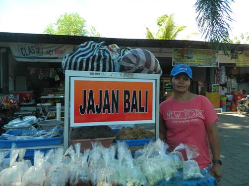Ni Komang Suastiari dengan jaje Bali-nya.