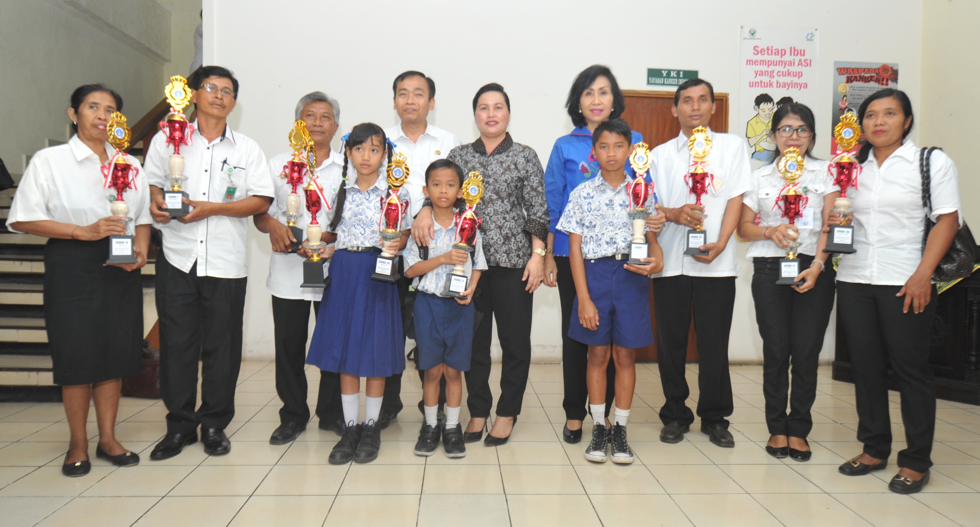 Ketua YKI Badung Ny. Seniasih Giri Prasta bersama Ketua II YKI Cabang Badung Ny. Kompyang R. Swandika menyerahkan piala dan piagam penghargaan di ruang pertemuan YKI Cabang Badung, Puspem Badung, Mangupraja Mandala,(19/10).