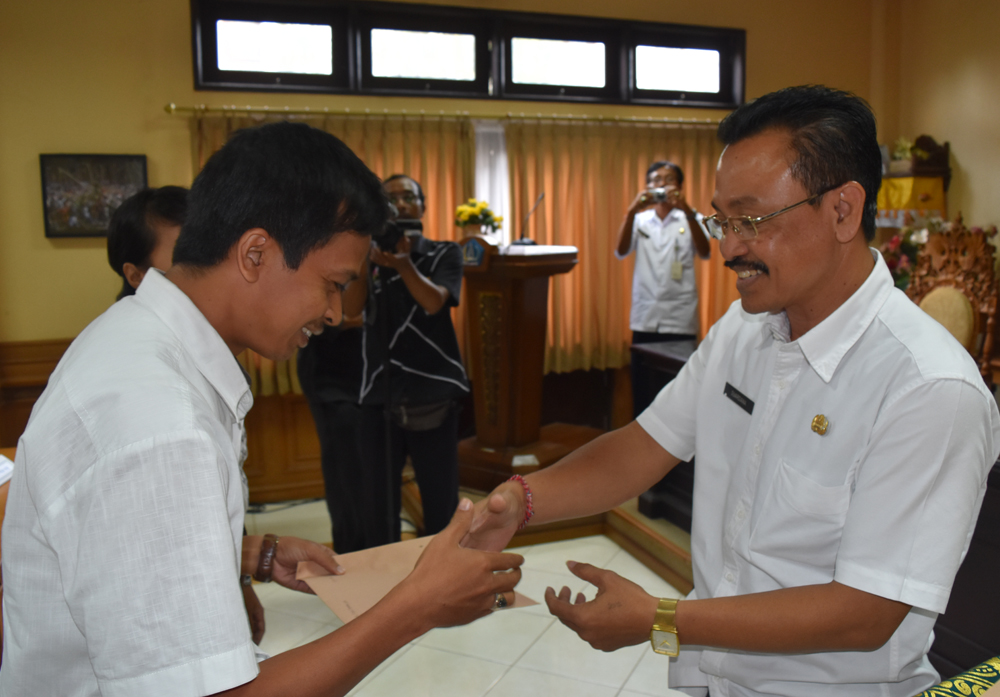 Kabid  Sarana Pariwisata I Nyoman Suardana saat acara Penyerahan Piagam Sistem Manajemen Pengamanan Hotel  di Ruang Pertemuan Diparda Kabupaten Badung, Rabu (5/10).