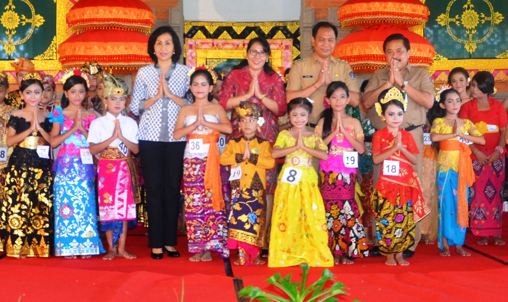  Wakil Bupati Badung I Ketut Suiasa saat membuka lomba lagu pop Bali se-Kabupaten Badung di Wantilan DPRD Kabupaten Badung, Senin (10/10).  