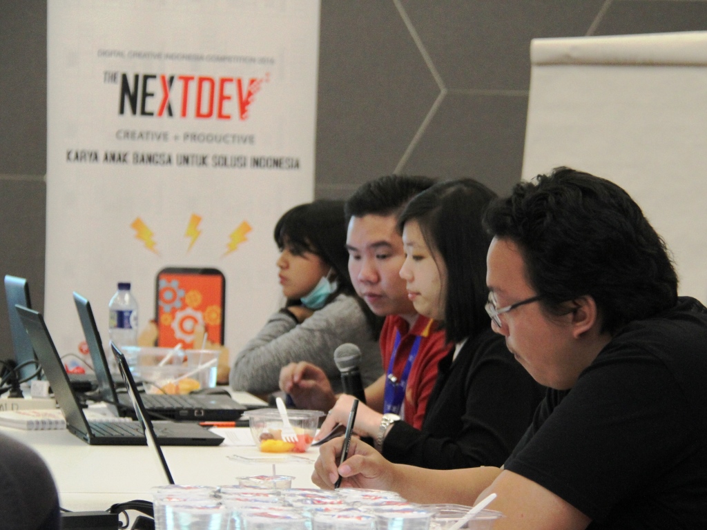 Suasana penjurian seleksi tingkat nasional untuk menentukan 20 finalis The NextDev 2016 di Jakarta baru-baru ini. 