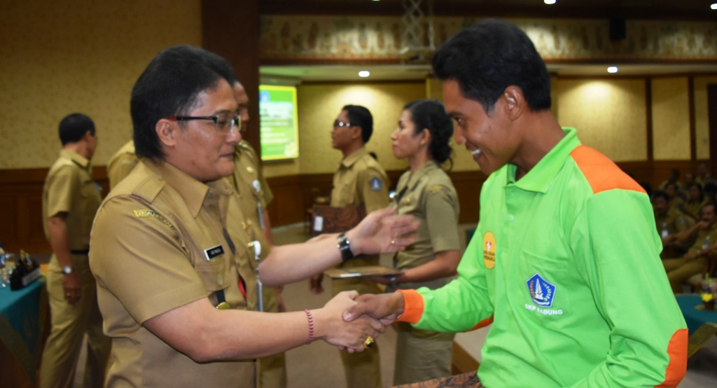 Bupati Badung I Nyoman Giri Prasta saat Penyerahan Surat Keputusan Pegawai Negeri Sipil Daerah dari Tenaga Honorer Katagori 2 Tahun Anggaran 2013 dan 2014 serta dirangkaikan dengan Launching Simpeg on line di ruangan Kertha Gosana, Puspem Badung. Selasa (4/10) kemarin.