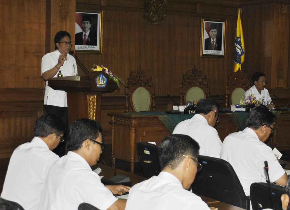 Bupati Badung I Nyoman Giri Prasta saat tatap muka dengan Perbekel se-Kabupaten Badung, Rabu (5/10) di Puspem Badung.