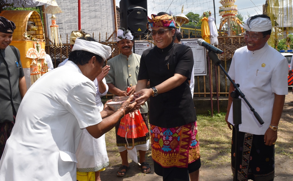Selasa (18/10) Bupati Badung I Nyoman Giri Prasta menghadiri Karya Atma Wedana di  Banjar Pengadangan, Desa Adat Beringkit. 