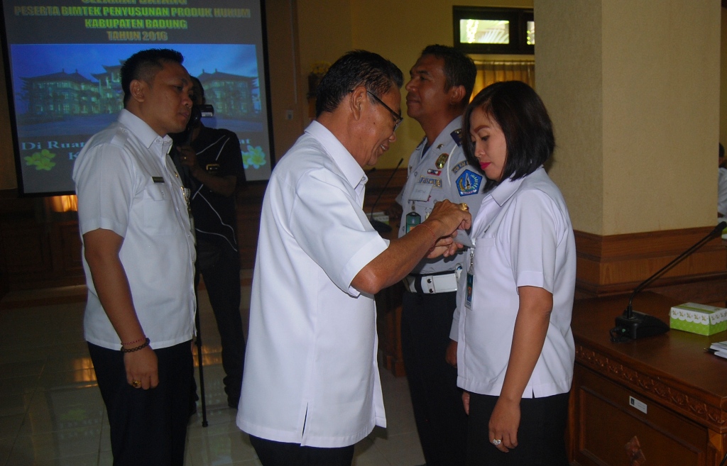 Staf ahli bidang Hukum dan Politik I Nyoman Predangga, SH  didampingi Kepala Bagian Hukum dan HAM Setda Kabupaten Badung Komang Budhi Argawa disaat membuka Bimbingan Teknis Penyusunan Produk Hukum yang diselenggarakan di Ruang Pertemuan BKD dan Diklat Badung,  (19/10) kemarin.