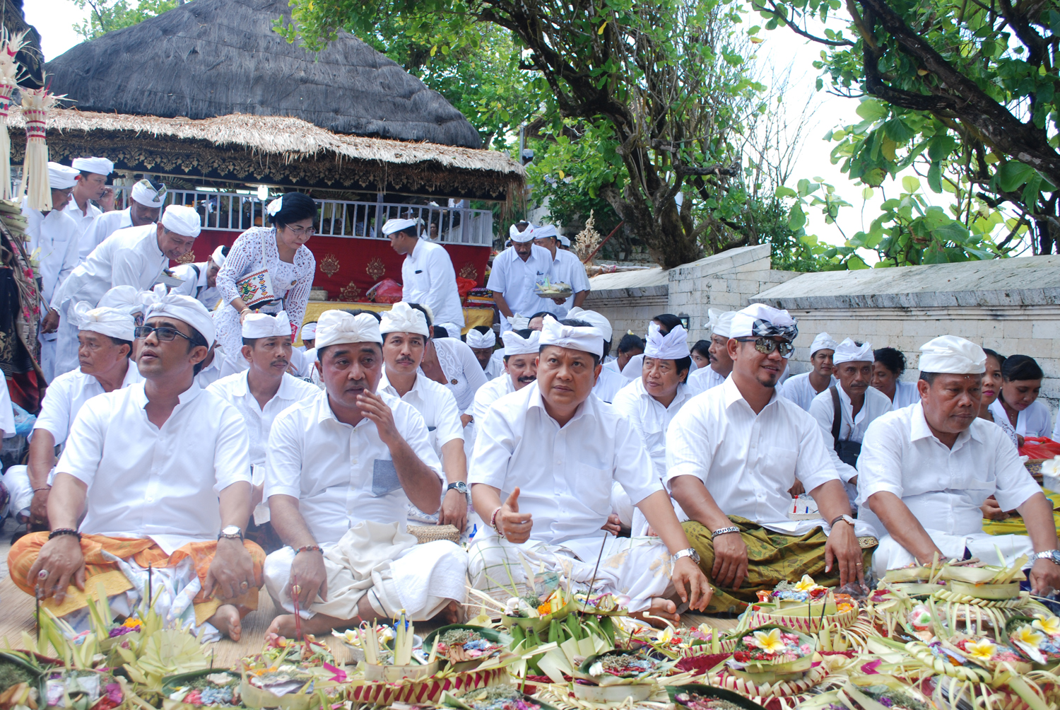  Walikota Denpasar, IB Rai Dharmawijaya Mantra, Wakil Walikota Denpasar IGN Jayanegara, Sekda Kota Denpasar AAN Rai Iswara, Wakil Ketua DPRD Kota Denpasar, Wayan Mariana Wandira dan Penglingsir Puri Agung Jro Kuta IGN Jaka Pratidnya saat mengikuti upacara Penyineban serangkaian Karya Padudusan Agung Pura Luhur Uluwatu pada Selasa (4/10).