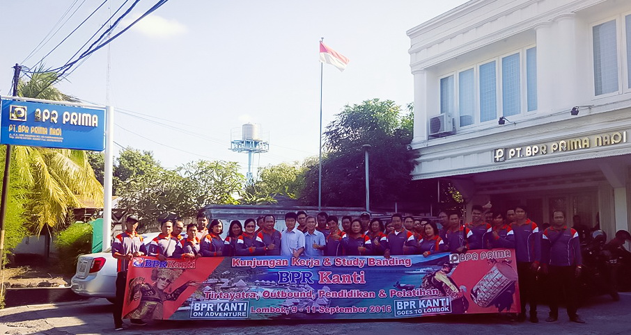 Foto Bersama di Depan Kantor BPR Prima Nadi