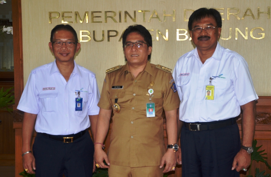 Bupati Badung I Nyoman Giri Prasta saat menerima General Manager PT Angkasa Pura (AP) I Bandara Ngurah Rai Yunus Suprayogi, di ruang tamu Bupati Badung, (24/10).