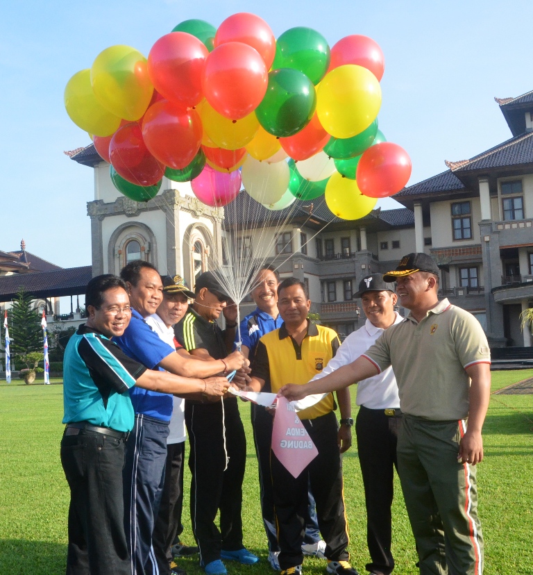 Peringatan Hari Olahraga Nasional (Haornas) ke-33 dirangkaikan dengan olahraga bersama di Kabupaten Badung dilaksanakan di Lapangan Puspem Badung, Jumat (30/9).
