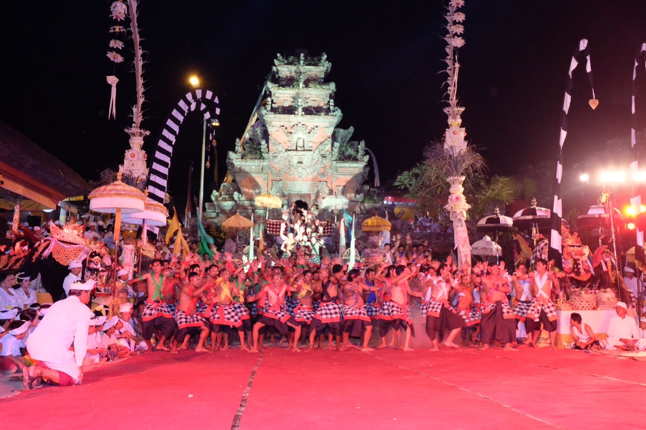 Puncak pagelaran religius Geger Singasari yang digelar pada tigang rahina Piodalan di Pura Khayangan Jagat Luhur Giri Kusuma, Blahkiuh, 18/10) malam lalu.