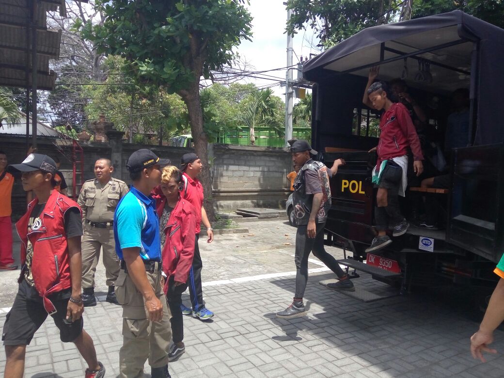 Penertiban belasan anak punk yang terjaring razia yang dilakukan Satpol PP kota Denpasar bekerjasama dengan Dinas Sosial Kota Denpasar dan Kades Ubung Kaja beserta Linmas, Babinkantibmas, dan Koramil di Desa Ubung Kaja, Denpasar pada (22/10).