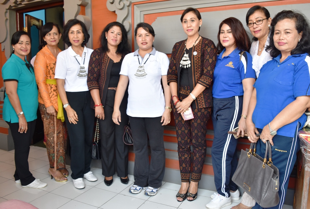 Ketua Tim Penggerak PKK Kabupaten Gianyar Ny. Adnyani Mahayastra bersama rombongan diterima Ketua Tim Penggerak PKK Kabupaten Badung Ny. Seniasih Giri Prasta didampingi Ketua Dharma Wanita Persatuan Kabupaten Badung Ny. Kompyang R. Swandika serta Perbekel Desa Mengwi I Ketut Umbara bertempat di Ruang Pertemuan Kantor Perbekel Desa Mengwi, Jumat,(30/9) kemarin.  