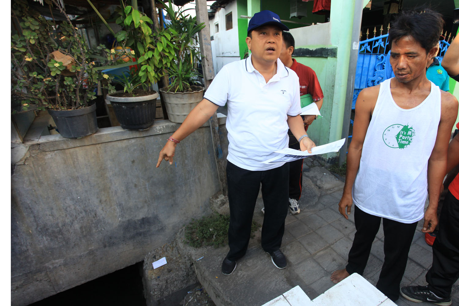 Walikota Rai Mantra mendatangi satu persatu kawasan pemukiman warga di Desa Pemogan, Kecamatan Denpasar Selatan, Jumat (14/10). Berjalan menyisiri hulu hingga hilir sungai yang berada dikawasan tersebut Walikota Rai Mantra mengingatkan warga setempat untuk menjaga kebersihan lingkungan.