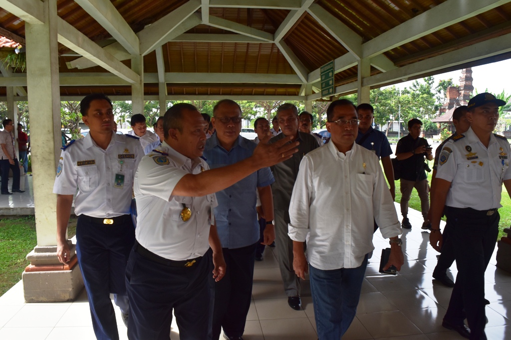 Menteri Perhubungan (Menhub) RI Budi Karya didampingi Dirjen Perhubungan Darat Kemenhub. Pudji Hartanto Iskandar diterima Kadishubkominfo Badung I Wayan Weda Dharmaja saat melakukan sidak di Terminal Tipe A Mengwi, Badung, (23/10).