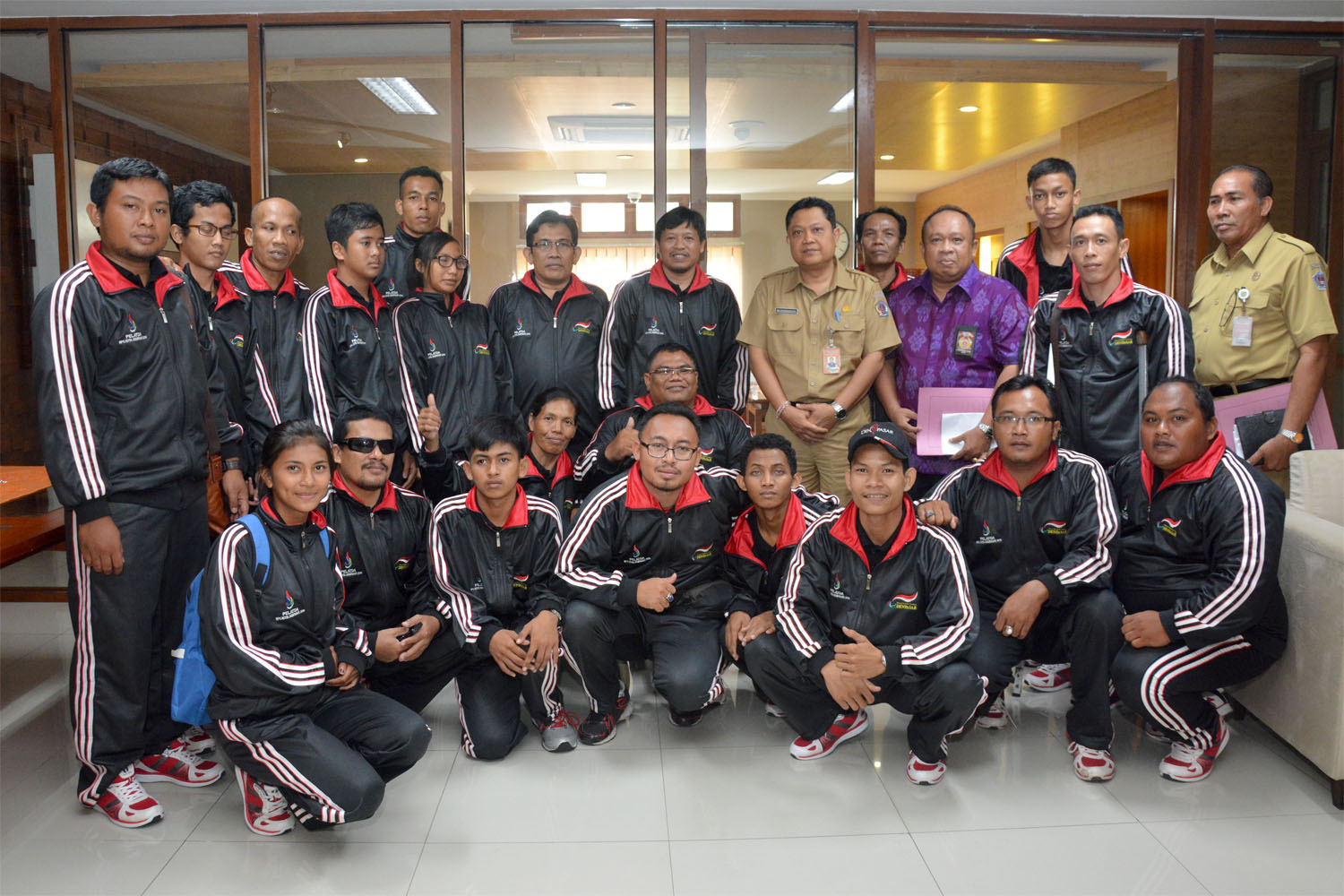 Walikota Denpasar IB Rai Dharmawijaya Mantra, di dampingi oleh Ketua Umum Harian KONI Denpasar IB Tony Astawa dan Kabid Pemuda dan Olah Raga I Made Sudana, saat foto bersama dengan para atlet NPC Kota Denpasar, enin (3/10) di Gedung Graha Sewaka Dharma Lumintang. 