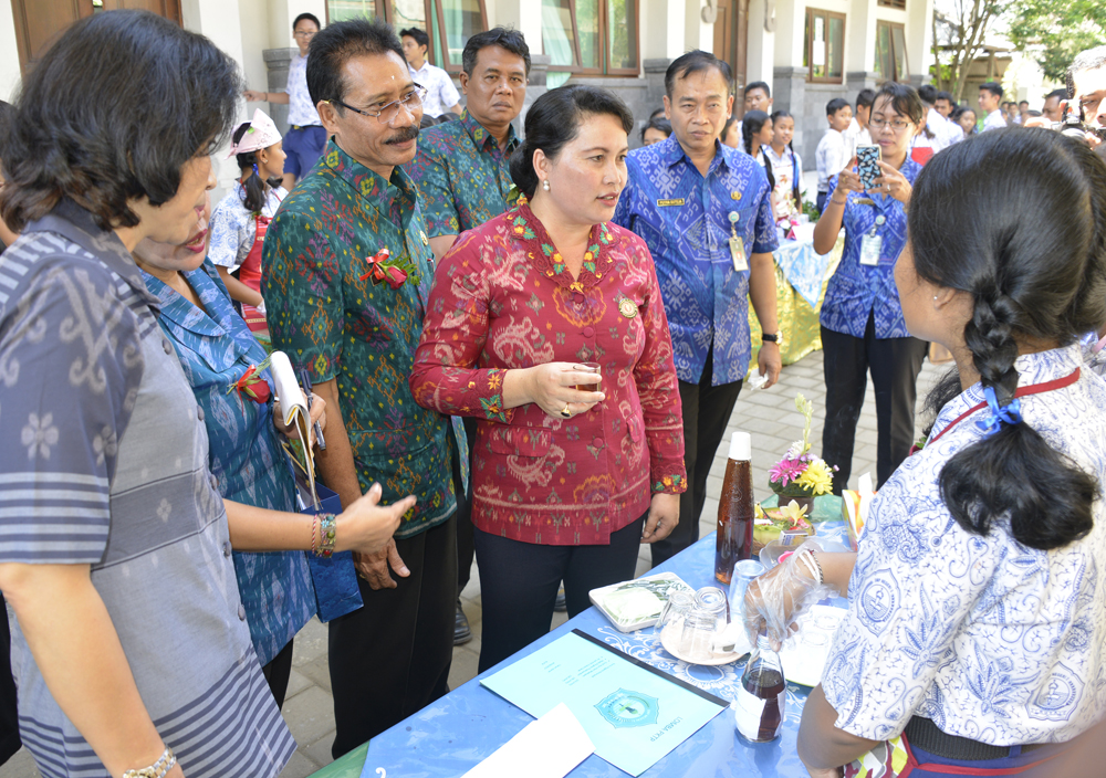 Ketua Tim PKTP Badung Ny. Seniasih Giri Prasta saat memimpin penilaian PKTP di SMPN 2 Kuta, Kamis (29/9)