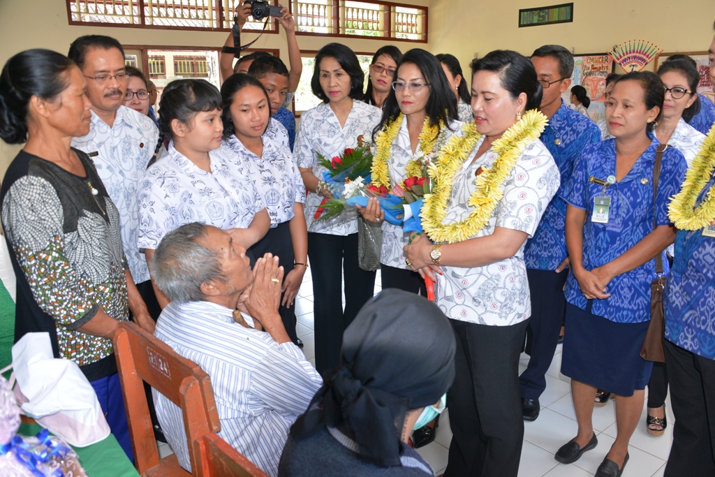 Ketua TP. PKK Kabupaten Badung Ny. Seniasih Giri Prasta saat penilaian PKTP di SMA Negeri 1 Petang, Kamis (13/10).