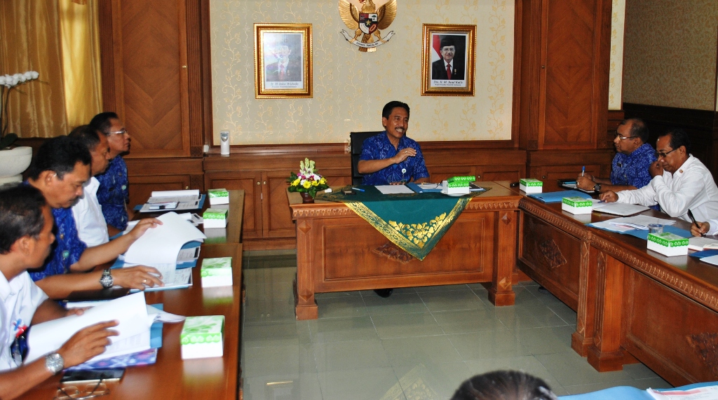 Ketua PMI Badung Kompyang R. Swandika saat memimpin rapat PMI di Puspem Badung, Kamis (13/10).