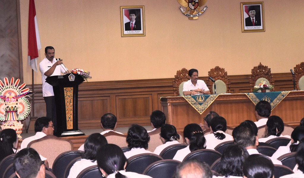 Kepala Bappeda dan Litbang I Wayan Suambara mewakili Bupati Badung saat memberikan pengarahan kepada guru-guru di Kabupaten Badung terkait program dan kebijakan Pendidikan di Kabupaten Badung,(19/10) kemarin di Ruang Kertha Gosana, Puspem Badung.