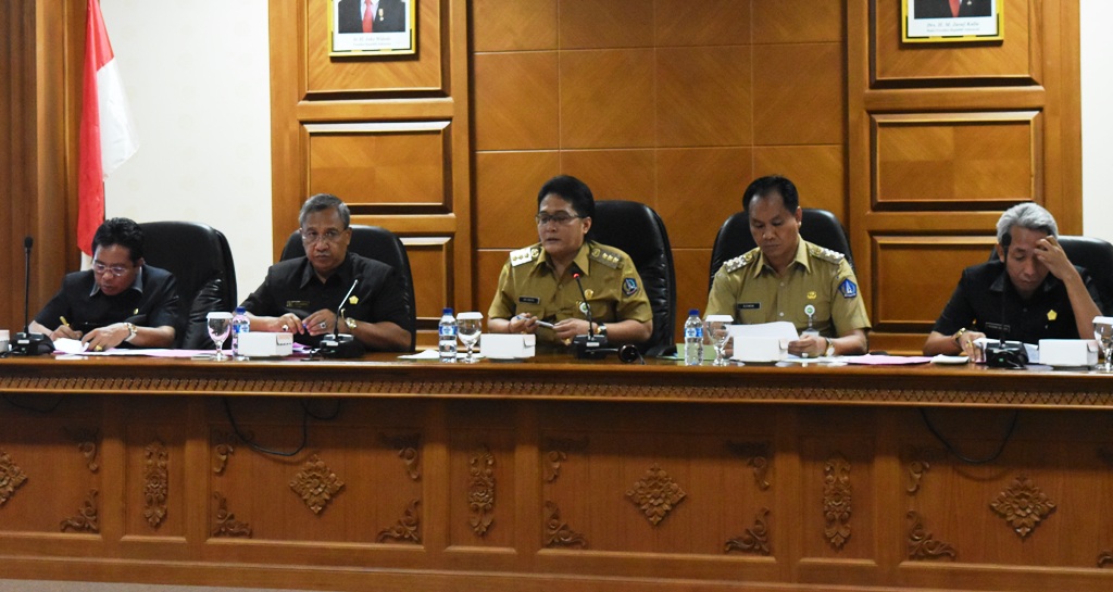 Bupati Badung Nyoman Giri Prasta, didampingi Wabup Ketut Suiasa saat memimpin pertemuan dengan jajaran DPRD Badung, Senin (10/10) di Puspem Badung.