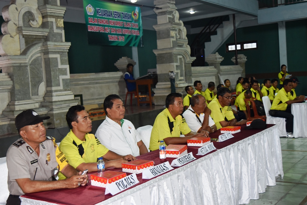 Ketua Pengurus Sepak Takraw Kabupaten Badung I Ketut Martha bersama KONI Kabupaten Badung Si Putu Raka Arnaya saat menghadiri membuka Kejuaraan Sepak Takraw (27/10) di GOR Desa Dalung.