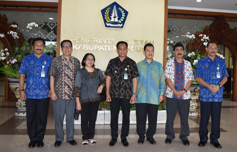 Wabup Badung Drs. I Ketut Suiasa, foto bersama dengan jajaran Kemenlu saat berkunjung ke Puspem Badung, Kamis (29/9) kemarin